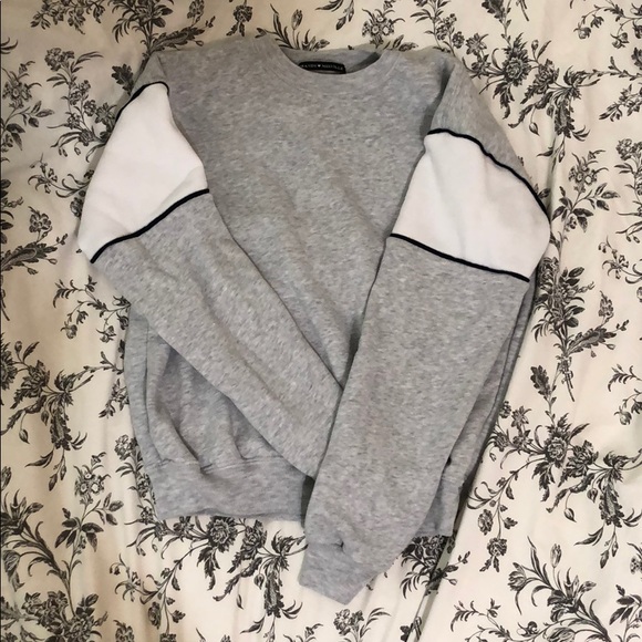 Brandy Melville Sweaters - Brandy Melville Crewneck Colorblock Sweatshirt